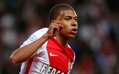 米兰电竞动态-丹麦队队长克亚尔护送埃里克森离场