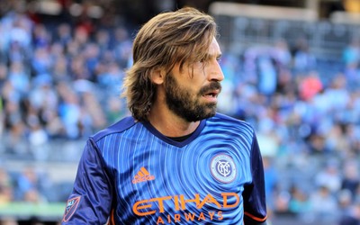 米兰电竞快讯-乌克兰队球迷高唱助威歌曲